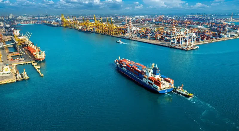 Vista aérea de un puerto logístico coordinado por un freight forwarder especializado en transporte marítimo de carga.