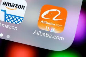Logo de aplicación a la mano para saber cómo comprar en Alibaba en teléfono móvil de forma sencilla.
