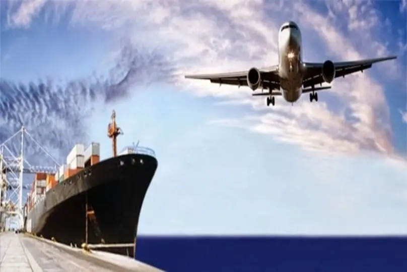 Imagen que muestra un barco y un avión, destacando las diferencias del transporte marítimo y el transporte aéreo de mercancías.