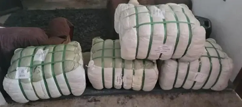 Gran cantidad de paquetes Shein mostrando la variedad disponible al aprender como comprar pacas de Shein.